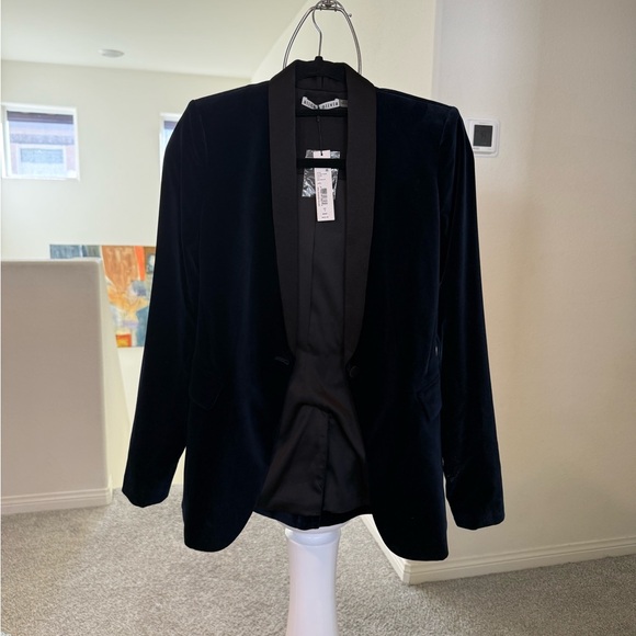 Alice + Olivia Jackets & Blazers - Alice + Olivia Black Velvet Blazer (never worn!)